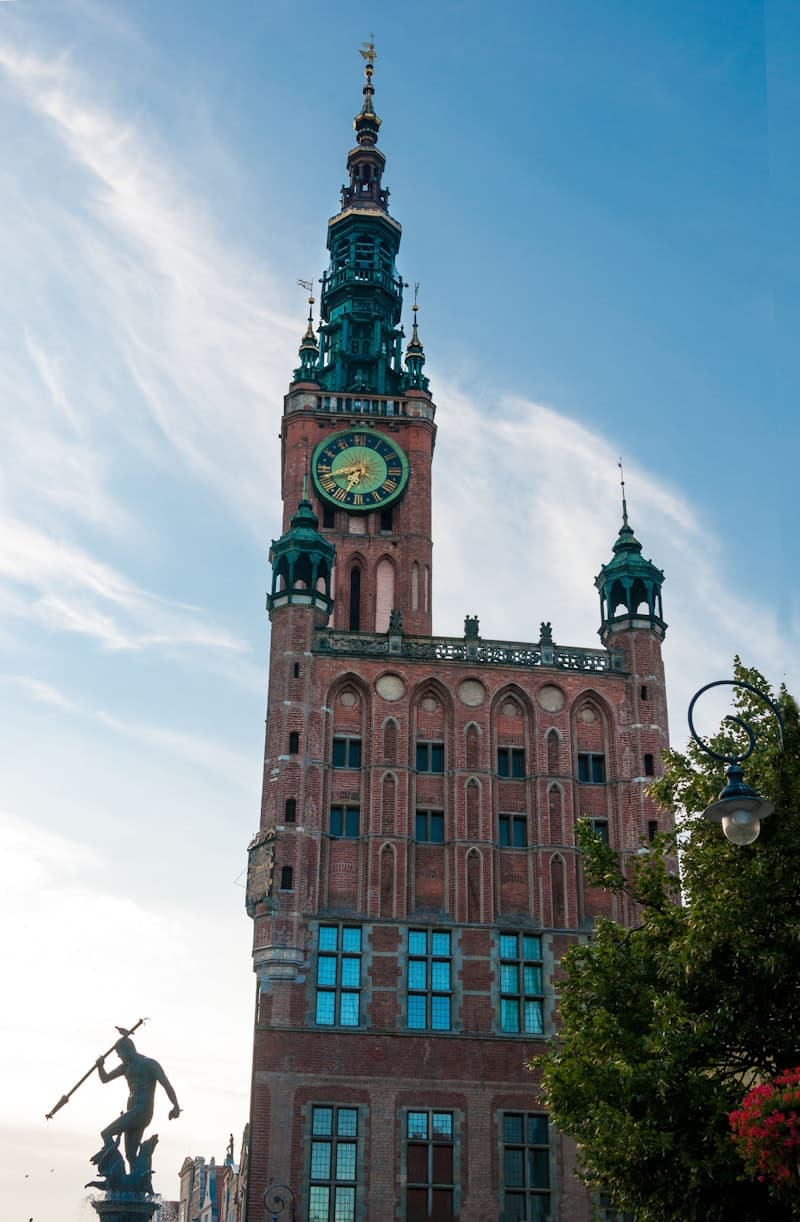 Backsteinhäuser und ein Kanal in Dolne Miasto, Danzig